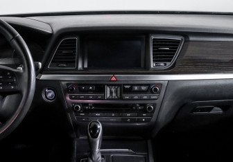 Подержанный автомобиль Hyundai Genesis 2016 года (13 фото)