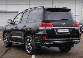 Подержанный автомобиль Toyota Land Cruiser Suv 2017 года (8 фото)