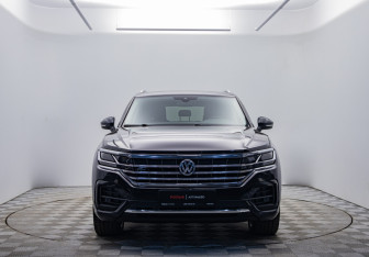 Подержанный автомобиль Volkswagen Touareg 2020 года (2 фото)