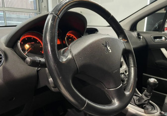 Подержанный автомобиль Peugeot 308 Hatchback 2010 года (13 фото)