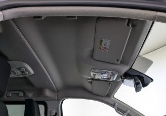 Подержанный автомобиль Peugeot Traveller 2018 года (23 фото)