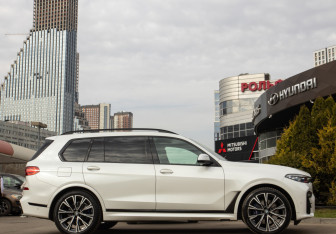 Подержанный автомобиль BMW X7 2020 года (3 фото)
