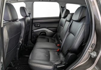 Подержанный автомобиль Citroen C-Crosser 2011 года (18 фото)