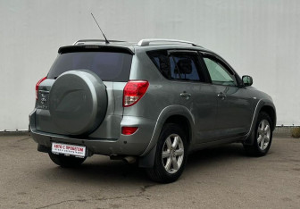 Подержанный автомобиль Toyota RAV4 2008 года (5 фото)