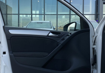 Подержанный автомобиль Volkswagen Golf Hatchback 2011 года (15 фото)