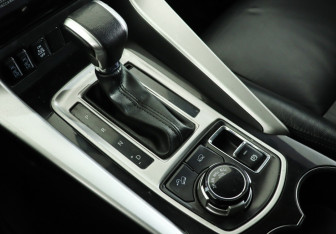 Подержанный автомобиль Mitsubishi Pajero Sport 2017 года (18 фото)