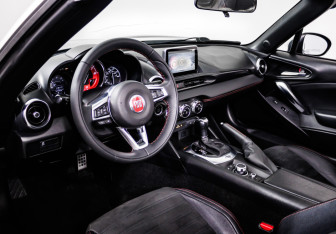 Подержанный автомобиль Fiat 124 Spider 2017 года (9 фото)
