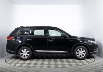Подержанный автомобиль Mitsubishi Outlander 2017 года (4 фото)