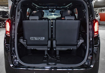 Подержанный автомобиль Toyota Alphard 2019 года (10 фото)