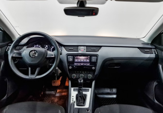 Подержанный автомобиль Skoda Octavia Liftback 2019 года (14 фото)