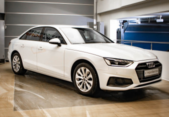 Подержанный автомобиль Audi A4 Sedan 2021 года (3 фото)
