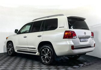 Подержанный автомобиль Toyota Land Cruiser Suv 2014 года (7 фото)