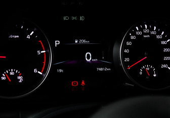 Подержанный автомобиль Kia Carnival 2023 года (11 фото)