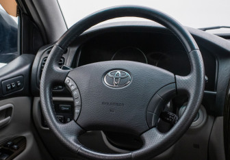 Подержанный автомобиль Toyota Land Cruiser Suv 2006 года (16 фото)
