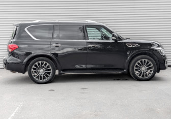 Подержанный автомобиль Infiniti QX80 2016 года (4 фото)