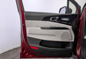 Подержанный автомобиль Kia Carnival 2022 года (19 фото)