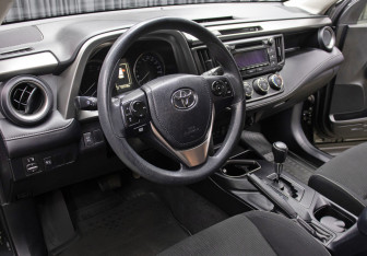 Подержанный автомобиль Toyota RAV4 2015 года (15 фото)