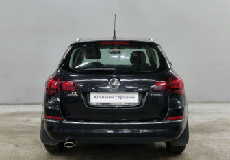 Подержанный автомобиль Opel Astra Wagon 2013 года (6 фото)