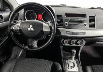 Подержанный автомобиль Mitsubishi Lancer Hatchback 2010 года (12 фото)