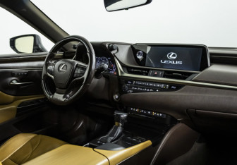 Подержанный автомобиль Lexus ES 2018 года (9 фото)