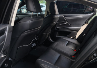 Подержанный автомобиль Lexus ES 2021 года (10 фото)