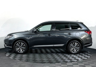 Подержанный автомобиль Mitsubishi Outlander 2018 года (8 фото)