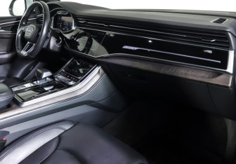 Подержанный автомобиль Audi Q8 2019 года (10 фото)