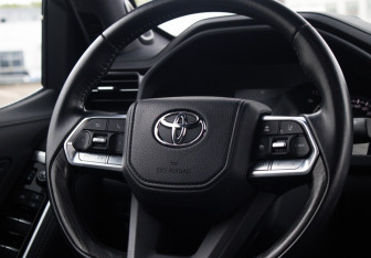 Подержанный автомобиль Toyota Land Cruiser Suv 2023 года (18 фото)