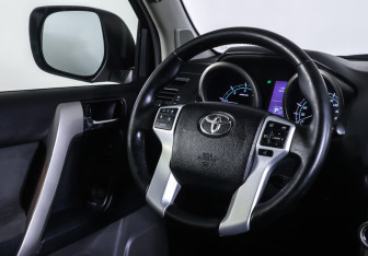 Подержанный автомобиль Toyota Land Cruiser Prado 2012 года (12 фото)