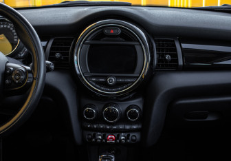 Подержанный автомобиль MINI Hatch 2018 года (11 фото)