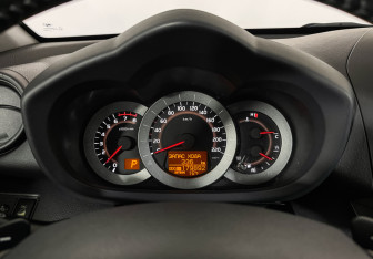 Подержанный автомобиль Toyota RAV4 2011 года (11 фото)