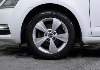 Подержанный автомобиль Skoda Octavia Liftback 2017 года (6 фото)