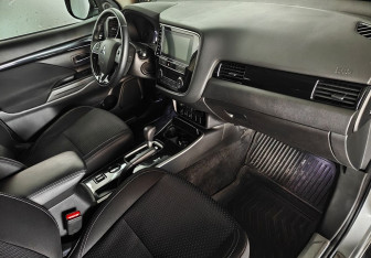 Подержанный автомобиль Mitsubishi Outlander 2019 года (10 фото)