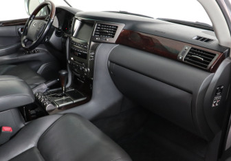 Подержанный автомобиль Lexus LX 2008 года (10 фото)
