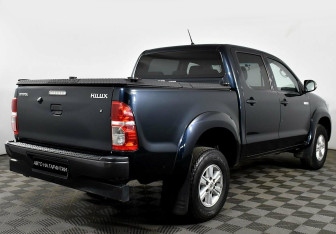 Подержанный автомобиль Toyota Hilux 2013 года (3 фото)