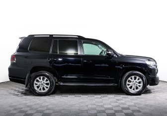 Подержанный автомобиль Toyota Land Cruiser Suv 2015 года (4 фото)