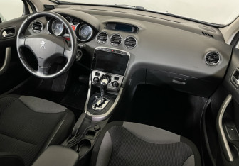 Подержанный автомобиль Peugeot 308 Hatchback 2012 года (9 фото)