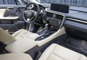 Подержанный автомобиль Lexus RX 2022 года (11 фото)