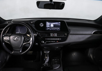 Подержанный автомобиль Lexus ES 2021 года (17 фото)