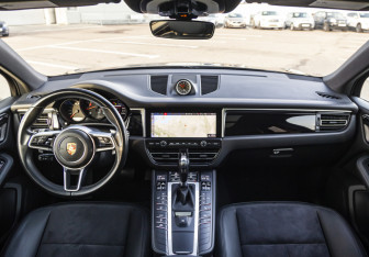Подержанный автомобиль Porsche Macan 2021 года (16 фото)