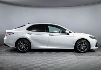 Подержанный автомобиль Toyota Camry Sedan 2022 года (4 фото)