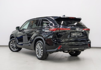 Подержанный автомобиль Toyota Highlander 2024 года (7 фото)