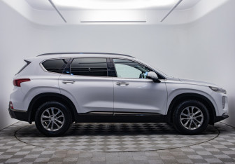 Подержанный автомобиль Hyundai Santa Fe 2019 года (6 фото)