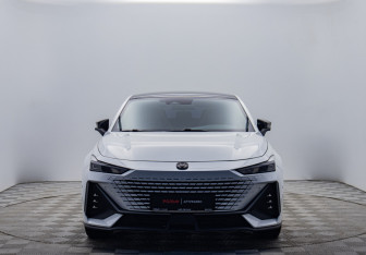 Подержанный автомобиль Changan UNI-V 2023 года (8 фото)