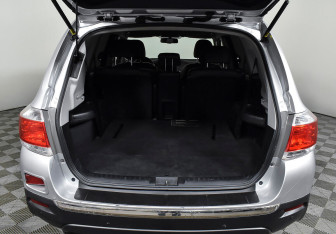 Подержанный автомобиль Toyota Highlander 2013 года (18 фото)