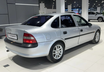 Подержанный автомобиль Opel Vectra Sedan 1997 года (5 фото)