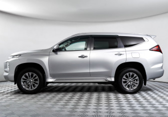 Подержанный автомобиль Mitsubishi Pajero Sport 2022 года (8 фото)