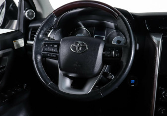 Подержанный автомобиль Toyota Fortuner 2017 года (14 фото)