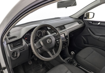 Подержанный автомобиль Skoda Rapid Liftback 2018 года (15 фото)