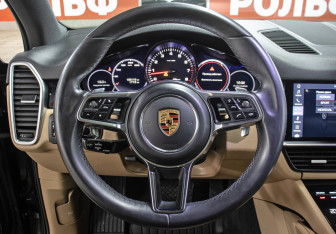 Подержанный автомобиль Porsche Cayenne 2019 года (17 фото)
